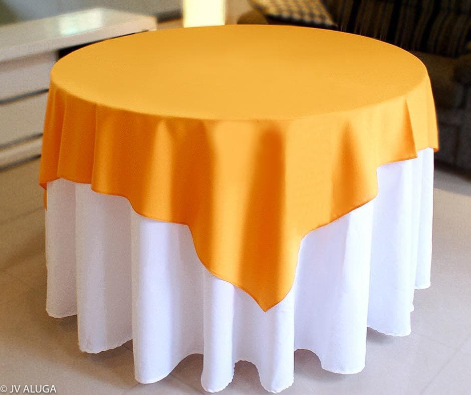 Aluguel de toalha redonda branca com cobre mancha laranja