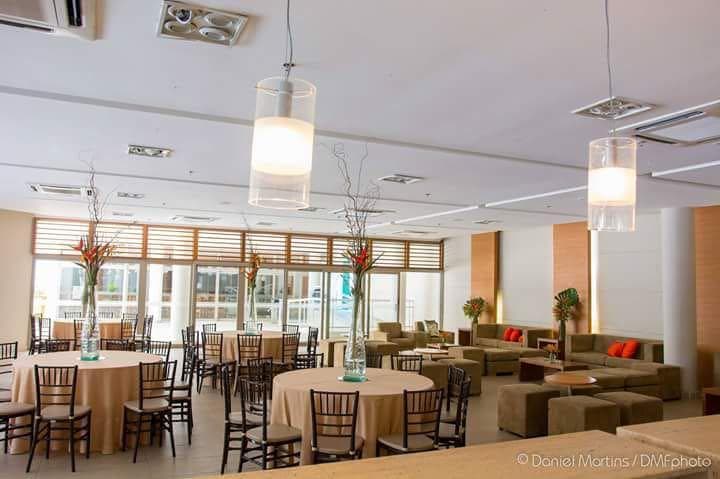 Aluguel Conjunto de mesa redonda com 10 cadeiras Tiffany Nogueira