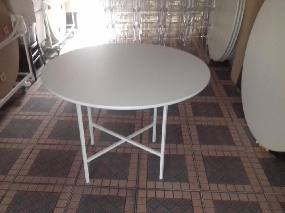 Imagem da galeria 1 de Mesa redonda de 6 lugares (1,10 de diâmetro) com tampo de madeira