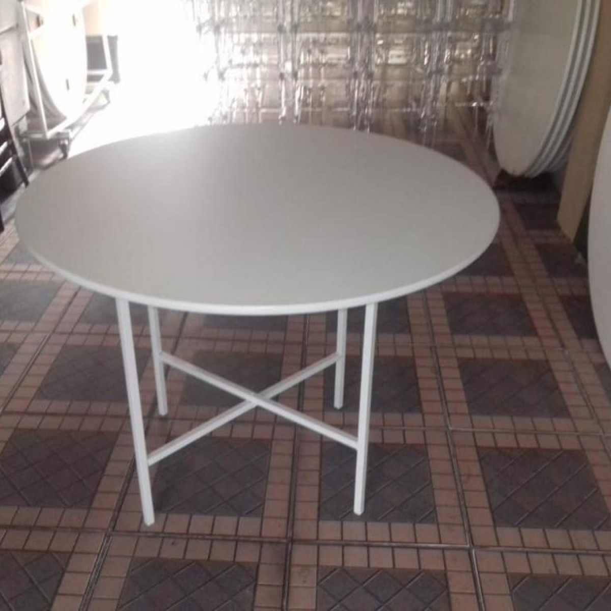 Detalhes do produto Mesa redonda de 6 lugares (1,10 de diâmetro) com tampo de madeira