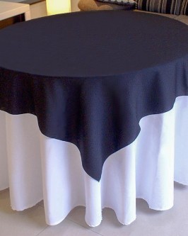Detalhes do produto Aluguel de toalha redonda branca com cobre mancha preta