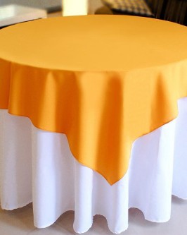 Aluguel de toalha redonda branca com cobre mancha laranja