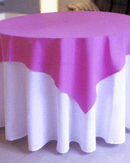 Detalhes do produto Aluguel de toalha redonda branca com cobre mancha rosa